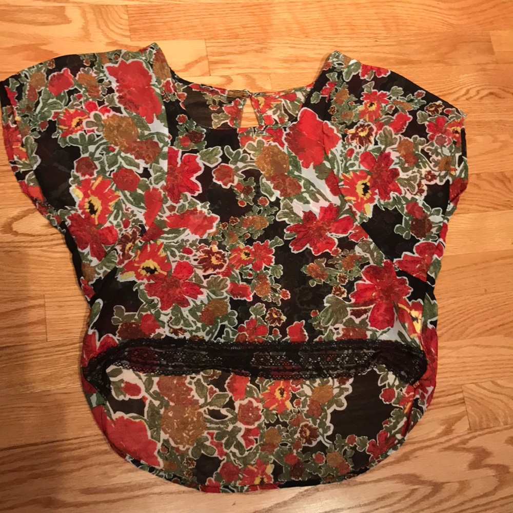 Cute floral shirt in size S